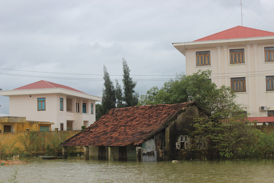 [-]Một[-]học[-]sinh[-]ở[-]Bình[-]Định[-]bị[-]nước[-]lũ[-]cuốn[-]trôi[-]tử[-]vong